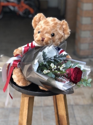 ของขวัญ 015 Scarlet Hug Teddy Bouquet